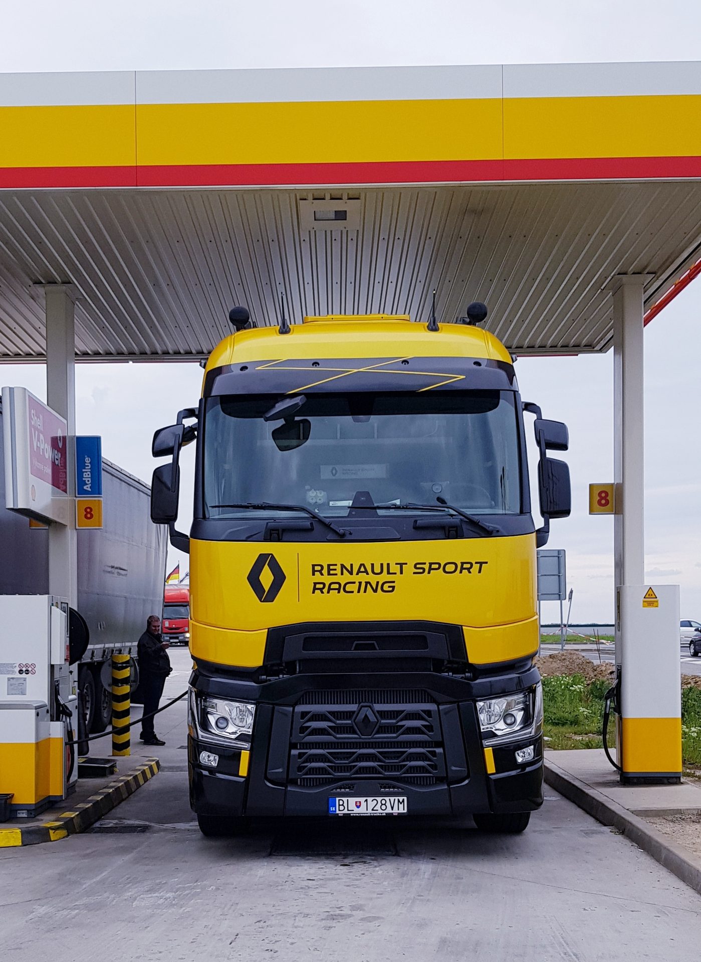 Ťahač Renault na čerpacej stanici počas jazdy