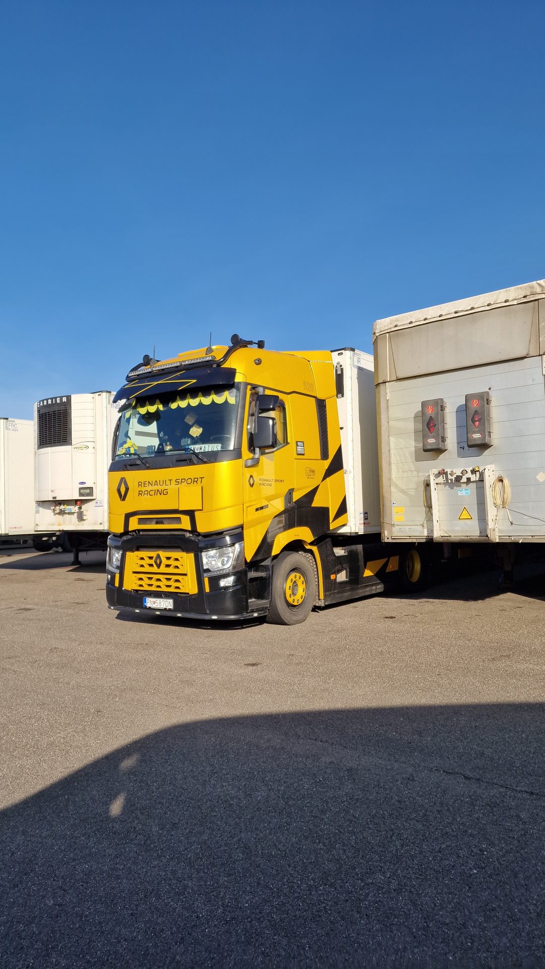 Žltý ťahač Renault s návesom